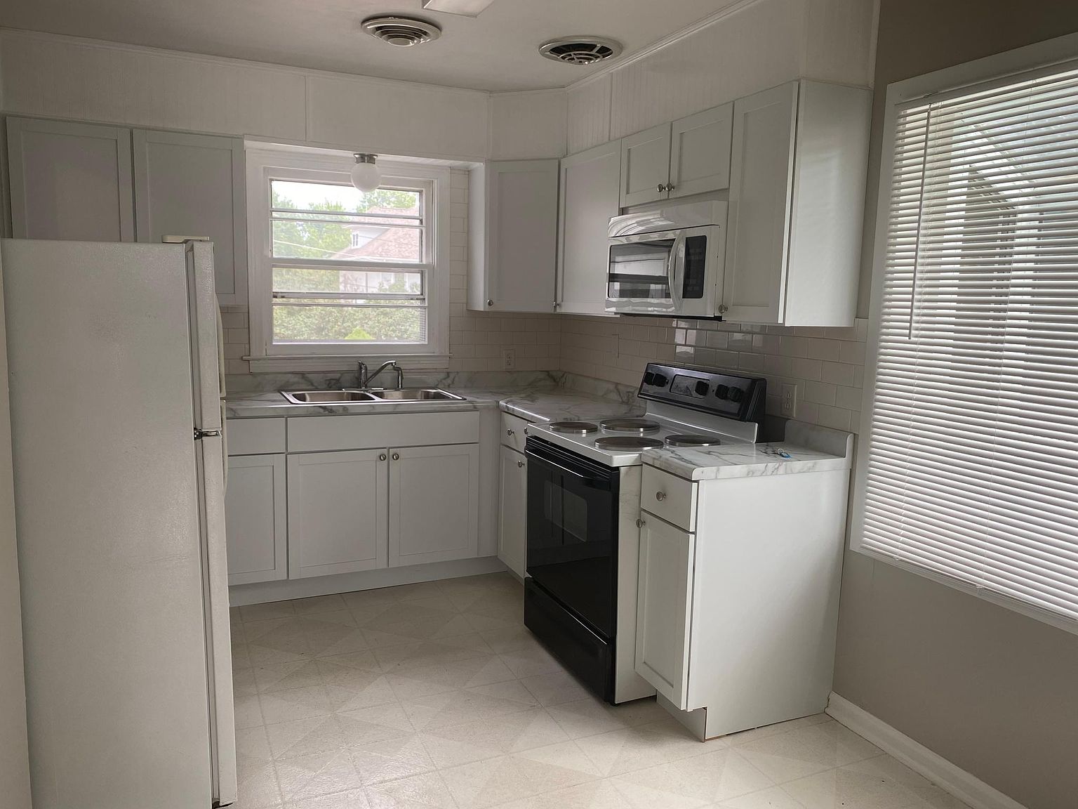 806 Elm St, Traer, IA 50675 Zillow