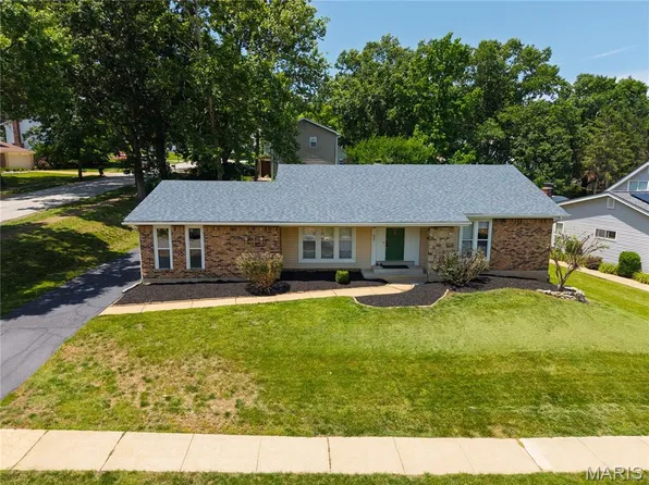 607 Garden Leaf Ct, Ballwin, MO 63011