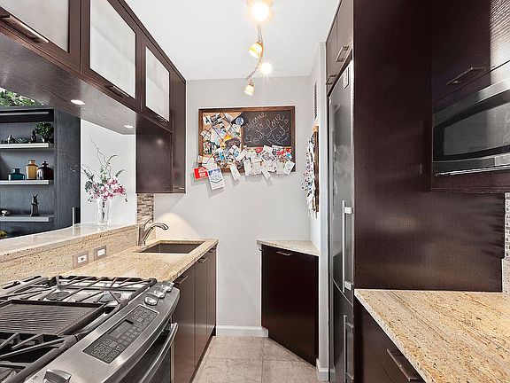 3rd image of 2025 Broadway APT 29G