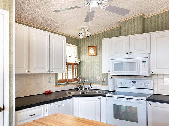3rd image of 1741 W Schwartz Blvd
