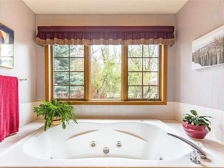 17 E Logan Ave — Photo 2
