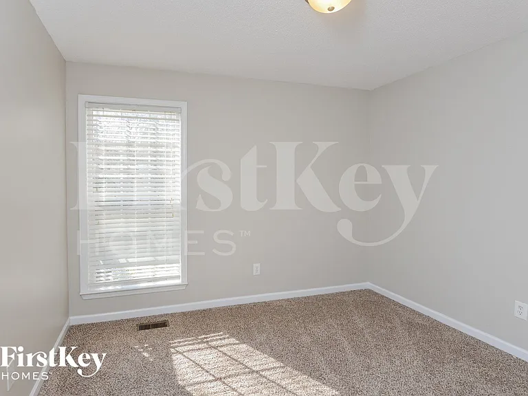 979 Hickory St — Photo 11