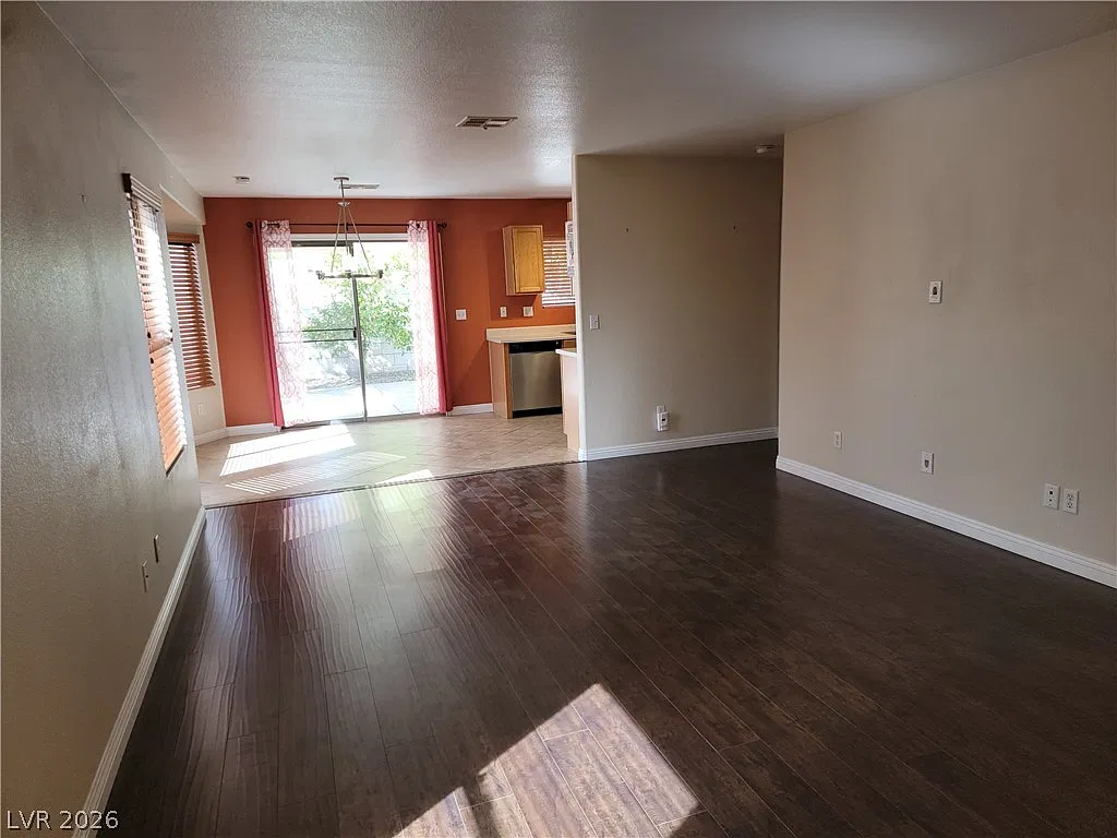 3 bed, 2.0 bath, 1148 sqft, $2,000 — Photo 2