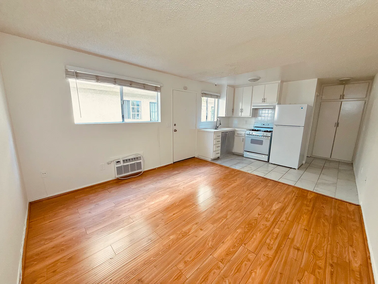 Studio, 400 sqft, $1,525 — Photo 3