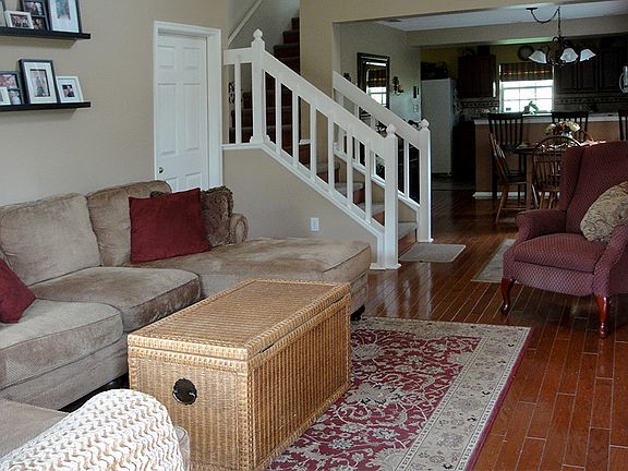 Livingroom - vaulted ceiling