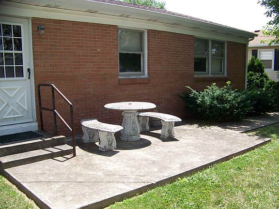 3rd image of 601 Ash Ln