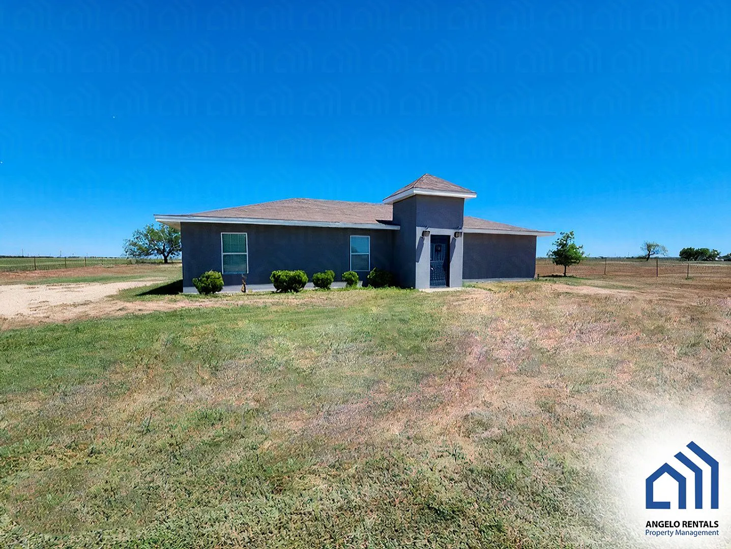 Spacious 3 Bedroom 2 Bath Home Available Now! — Photo 2