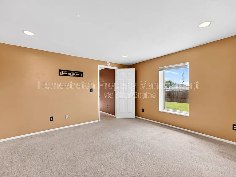 166 Royallprairie Ln — Photo 33