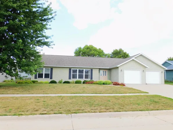 220 Fairview Dr, Manchester, IA 52057