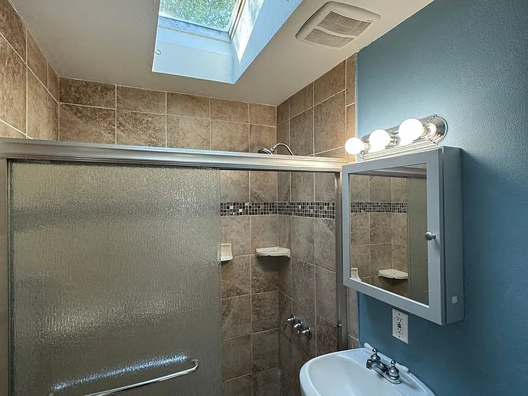 810 Stewart St #A — Photo 4