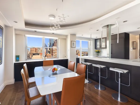 300 East 40th Street image 4 of 15