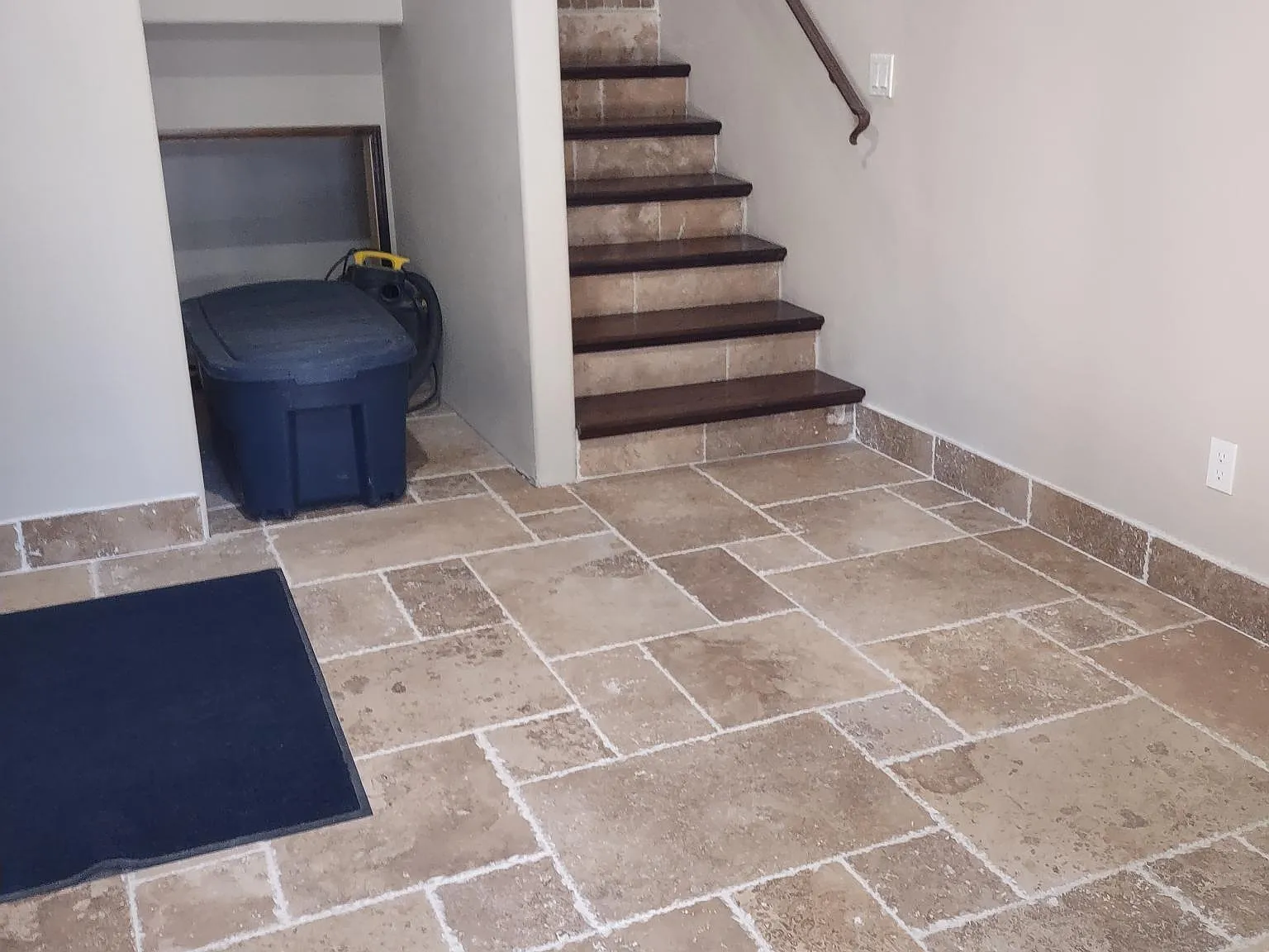 203 N Eureka Dr — Photo 3