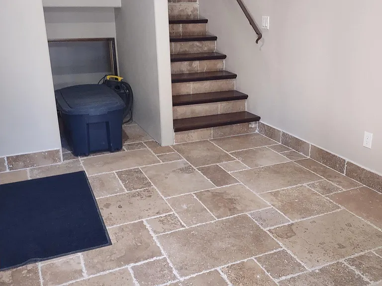 203 N Eureka Dr — Photo 3