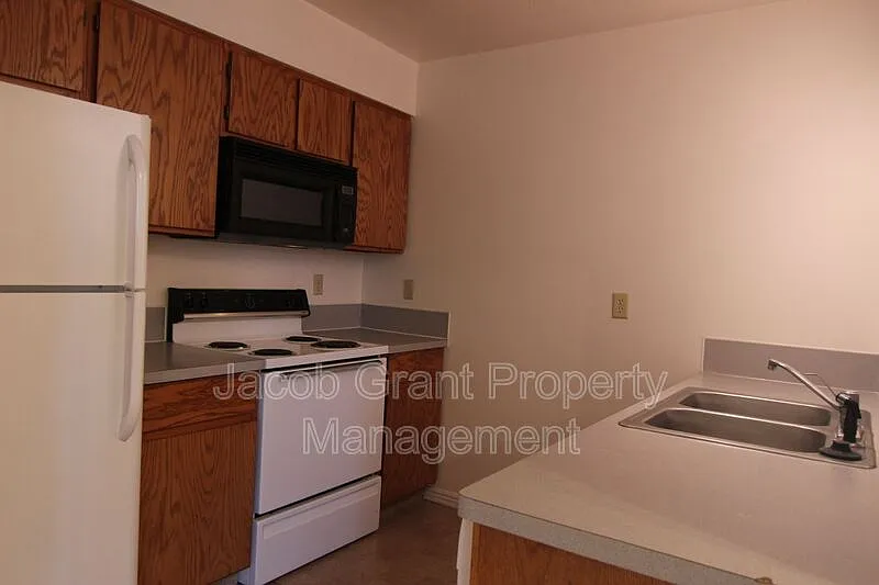 Building Photo - 627 Hoopes Ave #1