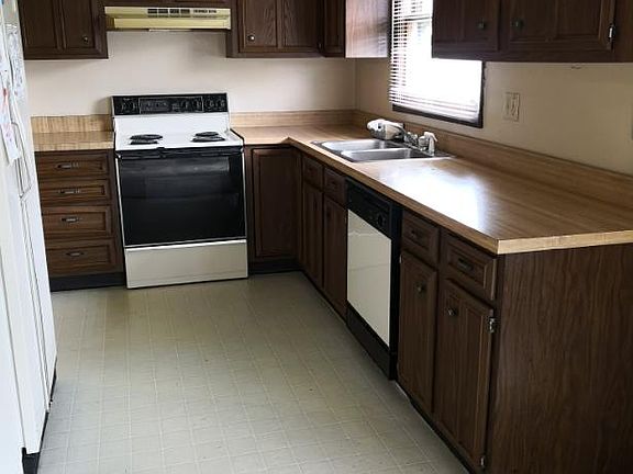 5th image of 202 W Charter Dr