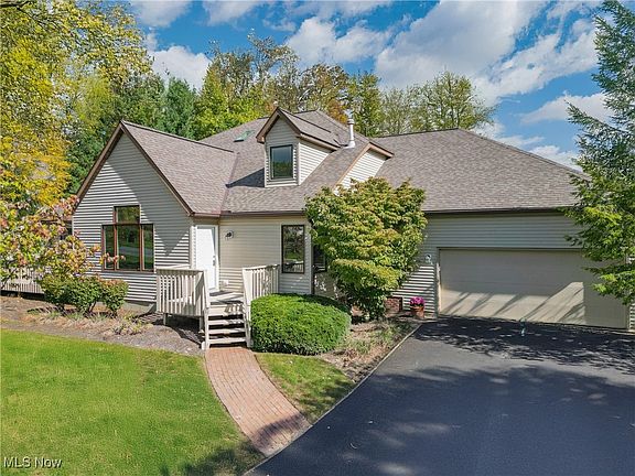 2nd image of 604 Magnolia Ln