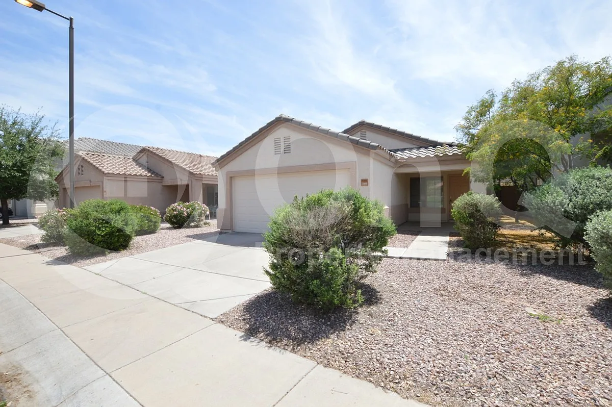 3 bed, 2.0 bath, 1370 sqft, $1,975 — Photo 2