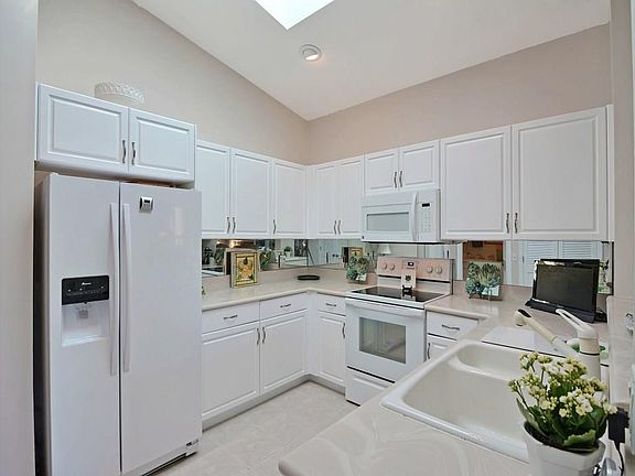 5th image of 421 N Peppertree Dr