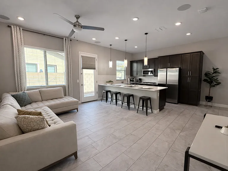 2506 E Pleasant Ln — Photo 2