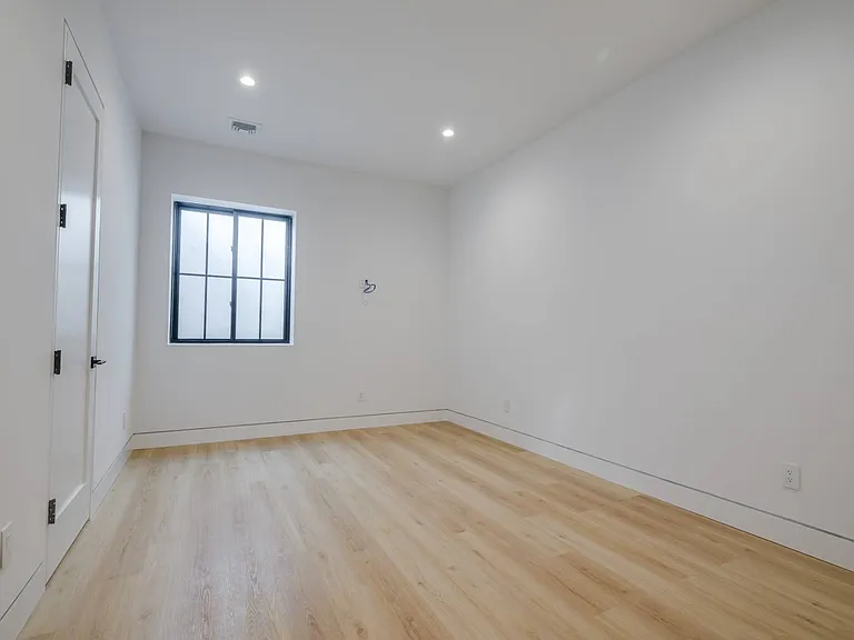 779 Noyack Rd — Photo 32