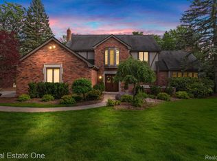 1911 Chalmers Dr W, Rochester Hills, MI