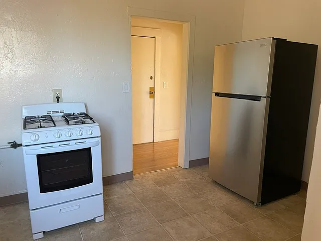 611 W Grand Ave #8 — Photo 11