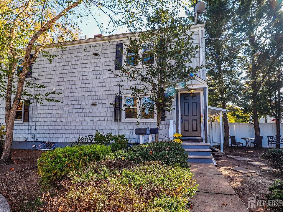 569 Main St #1