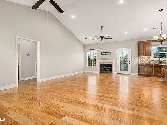 3rd image of 2281 Meadow Creek Ln
