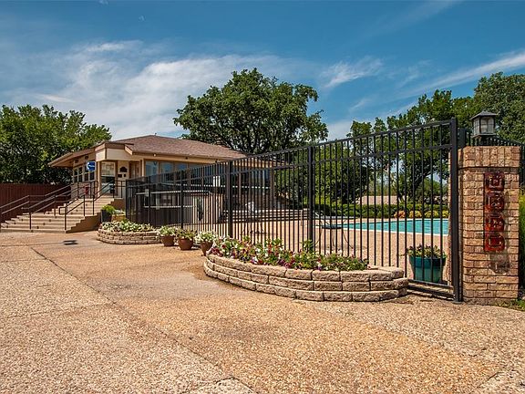 2nd image of 4 Rockwood Cir