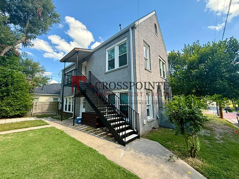 831 W Houston St — Photo 3