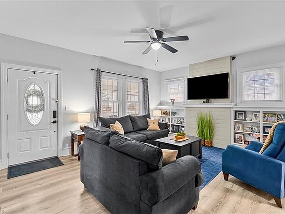 4th image of 404 Lexington Ave