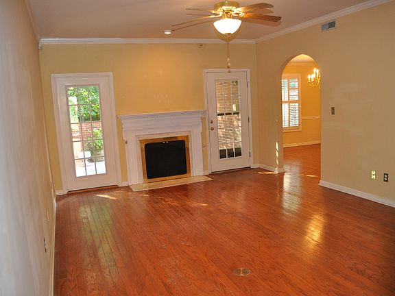 3rd image of 915 Heather Way