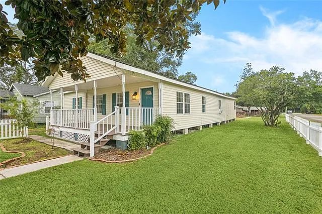 4 bed, 2.0 bath, 1800 sqft, $1,800 — Photo 2