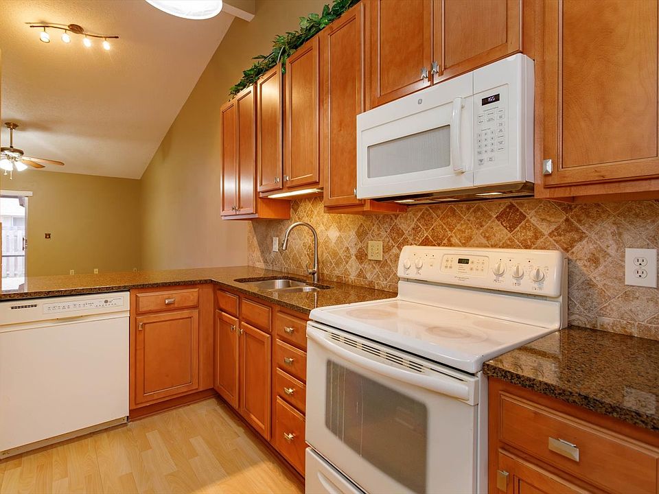 Newer kitchen cabinets and Granite counter tops