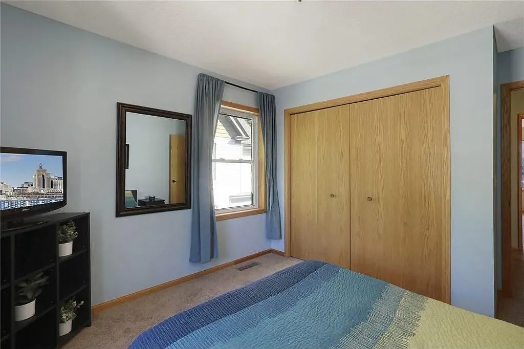 3 bed, 2.5 bath, 2484 sqft, $3,000 — Photo 2