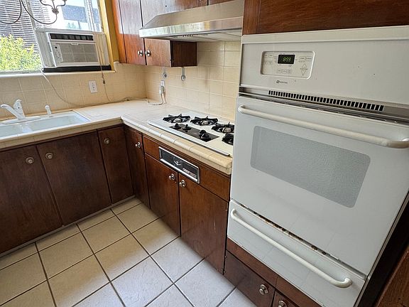 3rd image of 660 N Doheny Dr APT 7
