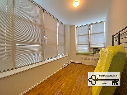 5th image of 6120 Woodside Ave APT 2R