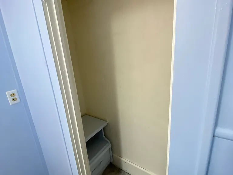 8 Thompson St — Photo 15