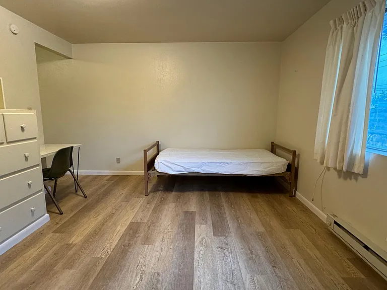 316 E College St — Photo 1