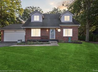 304 Teggerdine Rd, White Lake, MI 48386