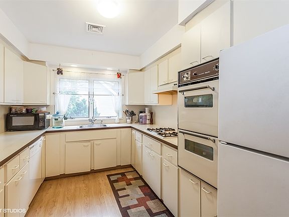 3rd image of 102 Ward Ave