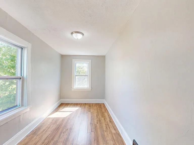 3149 W 32nd St — Photo 12