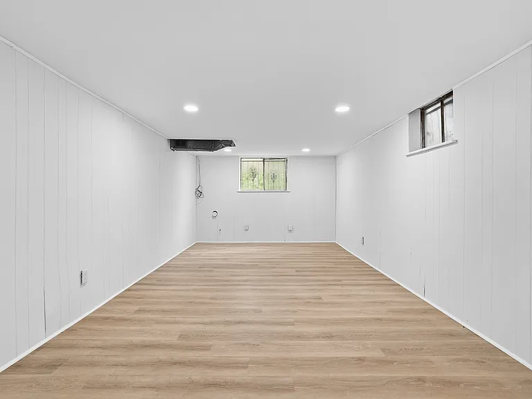 7895 Mark Dr — Photo 24
