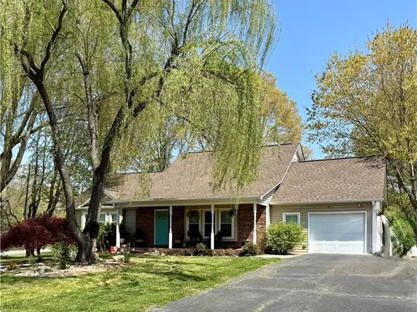 2299 Winterberry Dr, Winston Salem, NC 27106
