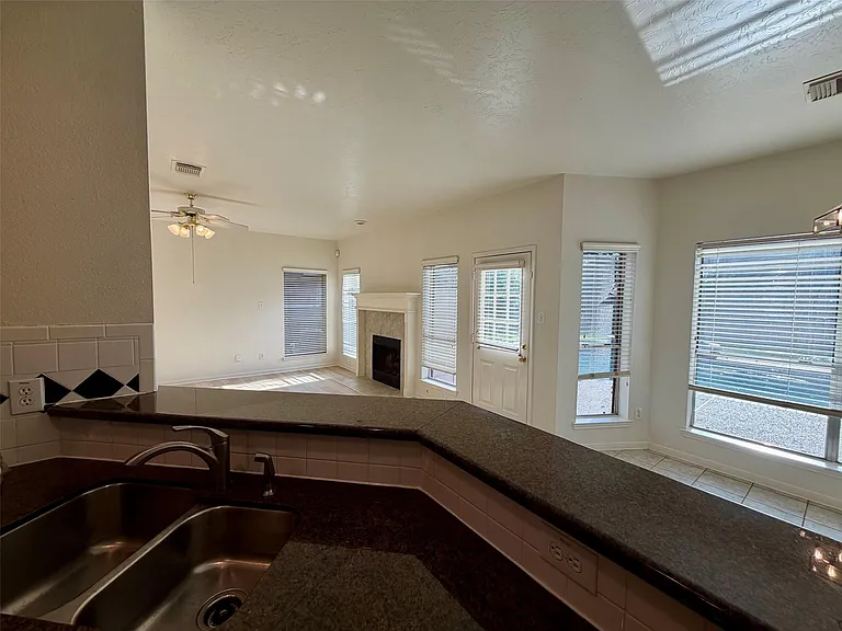 2317 Orleans Ln — Photo 12