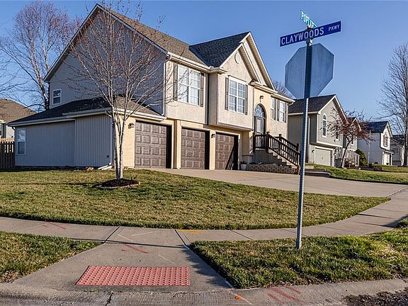 3rd image of 1044 Poplar Ln