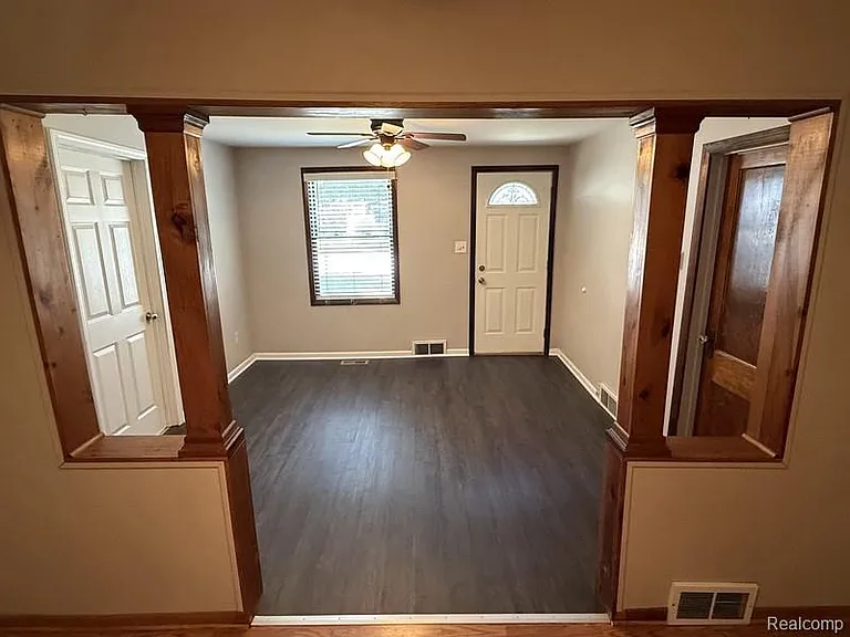 3086 Margaret St — Photo 2