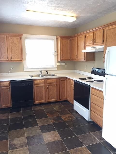 Very nice unit with fully equipped kitchen and lots of windows for natural sun light