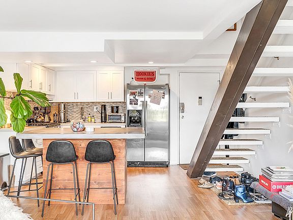 2nd image of 1701 Clinton St APT 322