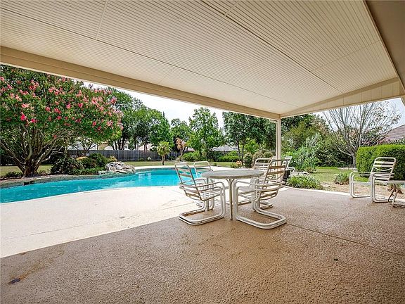 4th image of 3402 Westwood Cir